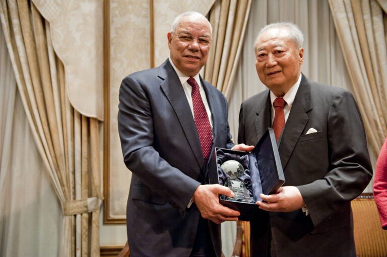 General Colin L. Powell, USA (Retired) awards Dr. Jeffrey Koo (Chinese Taipei 1971)