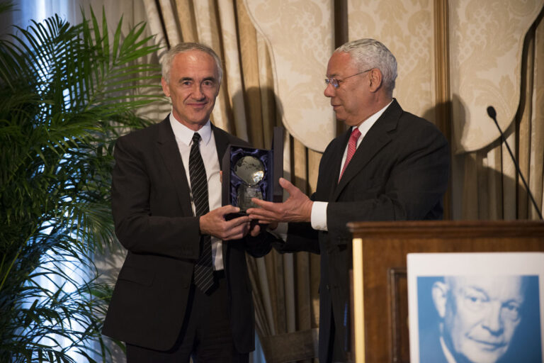 Alfonso Vegara (Spain 1987) accepts the Distinguished Fellow Award from General Colin L. Powell, USA (Retired)