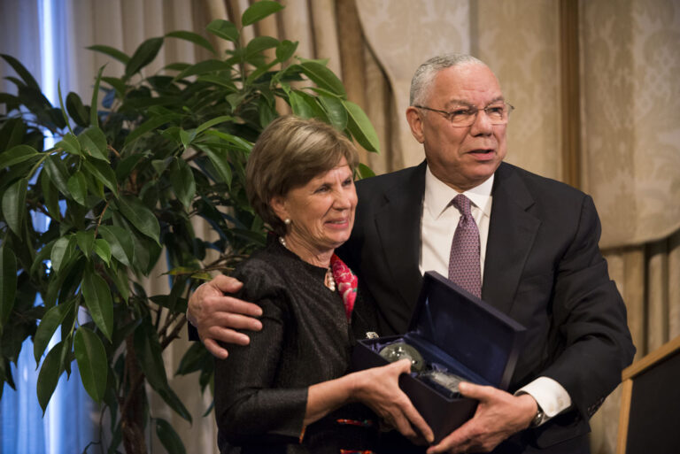 Susan Baragwanath (New Zealand 1994) accepts the Distinguished Fellow Award from General Colin L. Powell, USA (Retired)